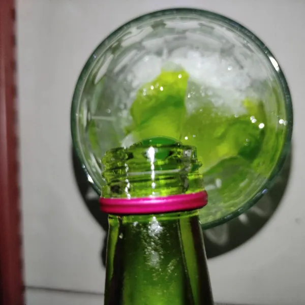 Tuang sirup melon.