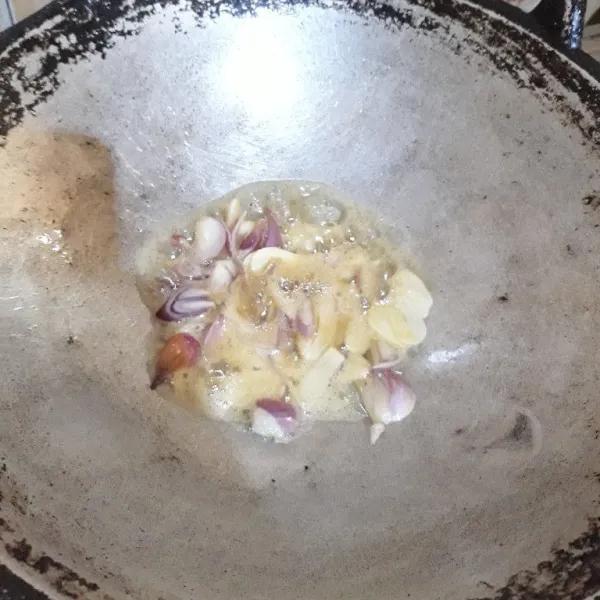 Tumis bawang merah dan bawang putih hingga harum.