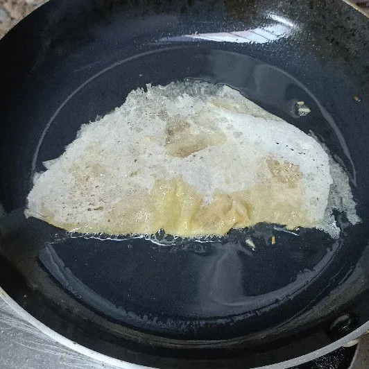 Goreng dengan sedikit minyak.