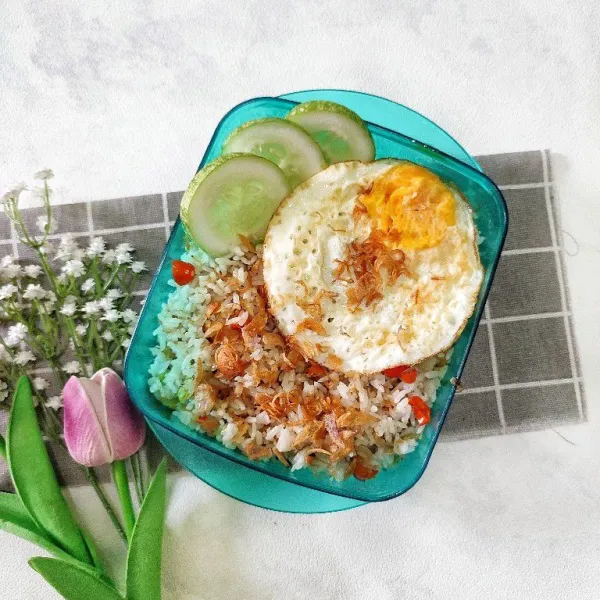 Sajikan di dalam lunch box sebagai menu bekal.