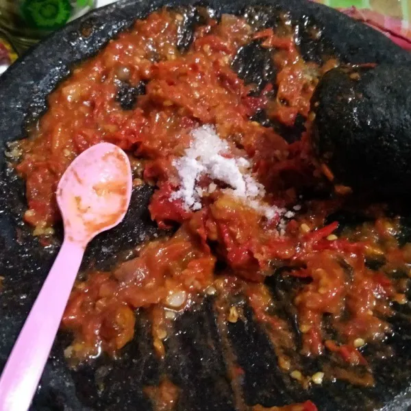 Haluskan cabe, bawang merah, bawang putih, tomat merah, beri gula pasir, garam, penyedap rasa lalu haluskan dan ratakan.