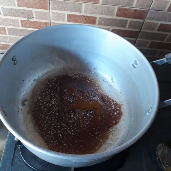 Masak gula pasir dengan api kecil hingga menjadi karamel.