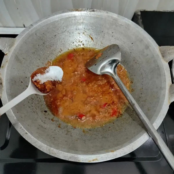 Tumis sambal yang sudah dihaluskan dengan minyak bekas menggoreng ikan, lalu masukkan gula jawa, kaldu bubuk dan garam. Aduk rata hingga gula larut.