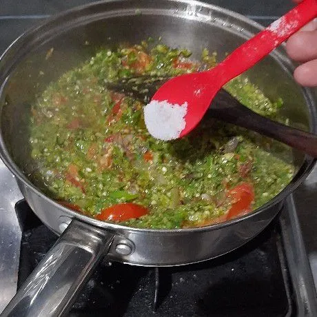 Tambahkan garam dan gula, masak dengan api kecil hingga tanak/tidak langu.