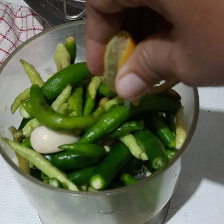 Chopper kasar cabe, bawang putih dan 1/2 buah air jeruk nipis.