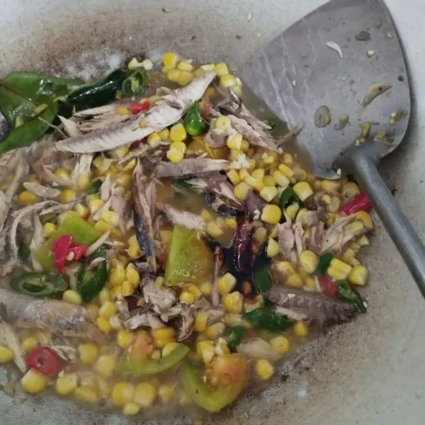 Beri saus tiram, kecap manis, dan bumbu lainnya. Test rasa. Angkat dan sajikan!