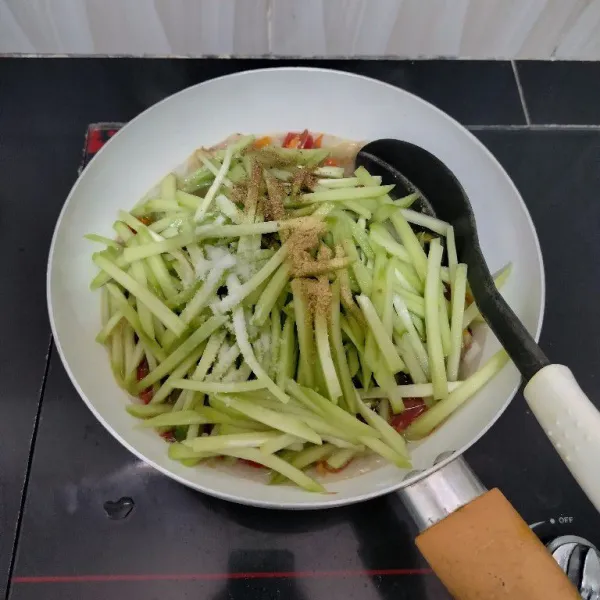 Lalu masukkan labu siam, ketumbar bubuk, kaldu bubuk dan garam. Aduk rata, masak hingga mendidih kembali.