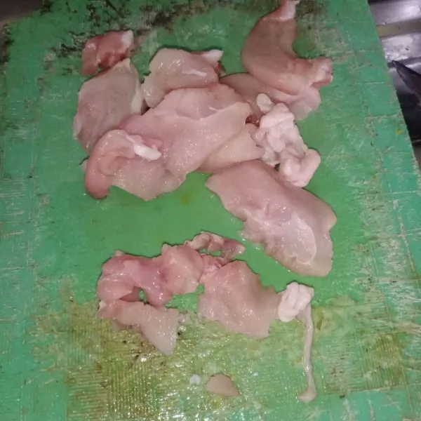 Iris tipis daging ayam.