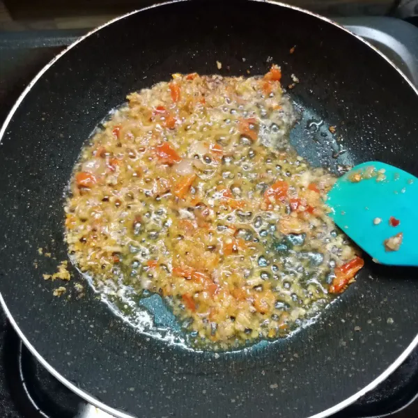 Tumis bumbu halus sampai harum dan matang.