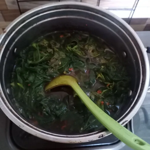 Aduk sampai tercampur rata. Cek rasa. Angkat dan sajikan.