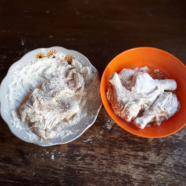 Gulingkan ayam di atas tepung hingga rata.