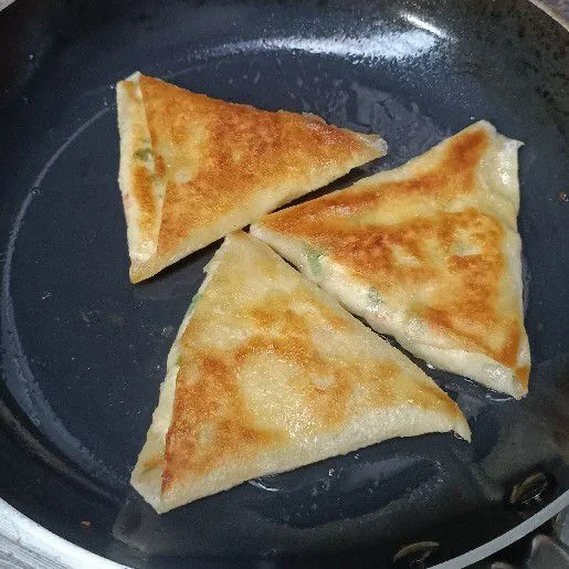 Goreng dengan sedikit minyak hingga matang.