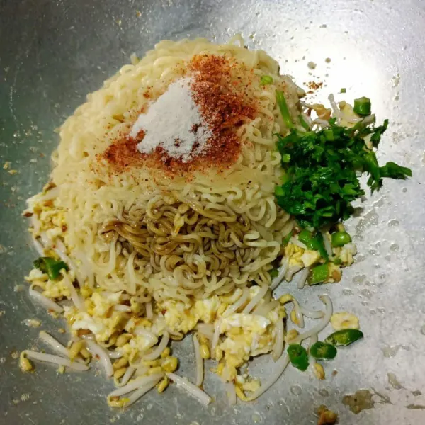 Masukkan mie, bumbu mie, seledri, kecap manis.