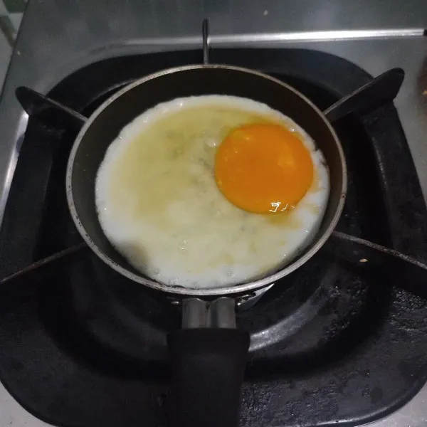 Buat telor ceplok hingga matang lalu sisihkan.