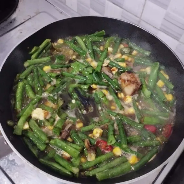 Beri garam, gula pasir, kaldu bubuk dan kecap manis. Masak hingga bumbu meresap dan air menyusut. Koreksi rasa, angkat dan sajikan.
