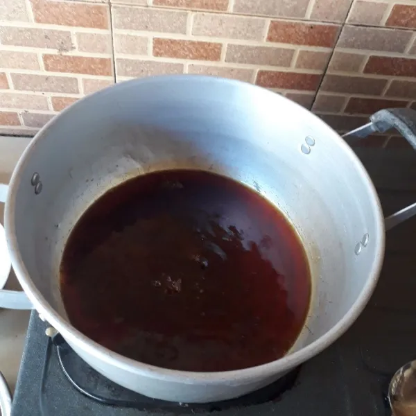 Tuang perlahan air panas ke dalam karamel, masak hingga karamel larut lalu sisihkan hingga dingin.