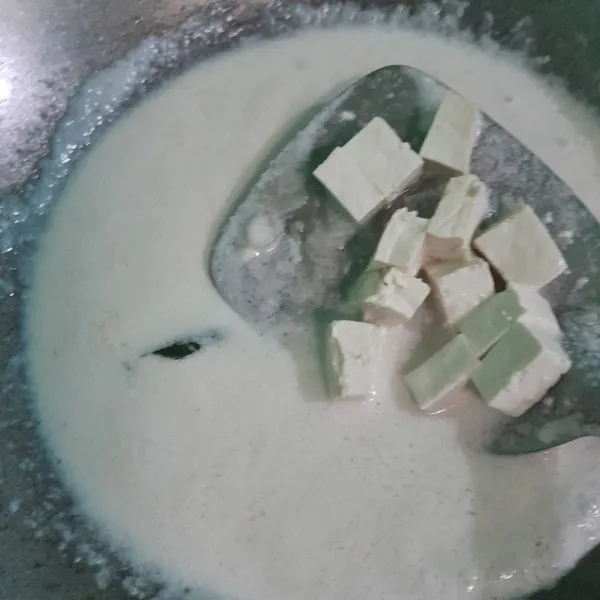 Tambahkan potongan tahu putih.