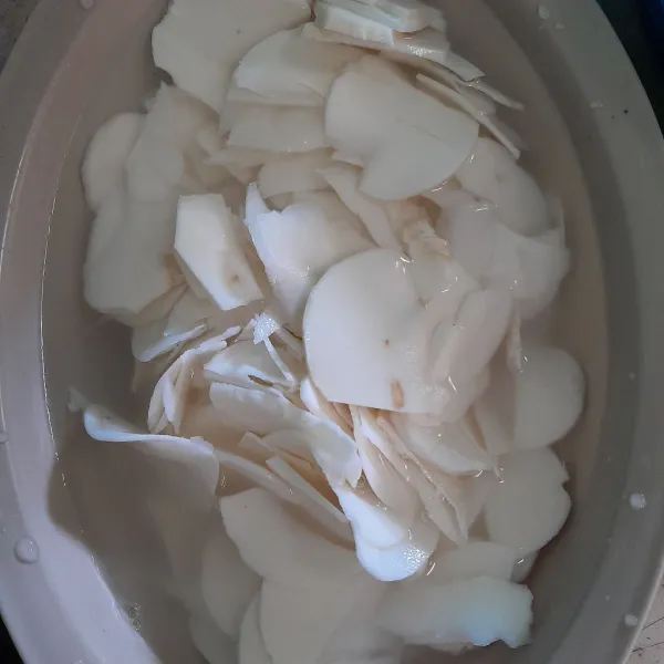 Parut tipis menggunakan parutan keripik.