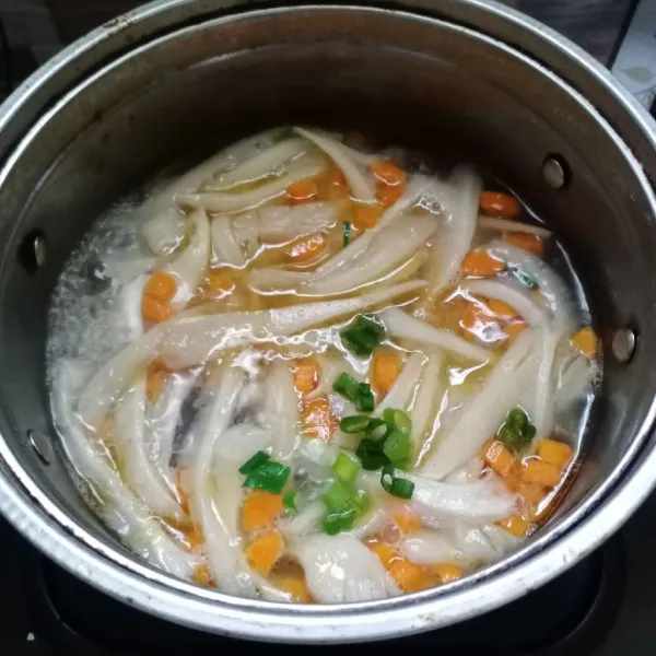 Masak sampai matang, koreksi rasa. Masukkan irisan daun bawang. Aduk rata, angkat dan sajikan.