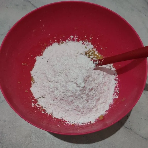 Setelah itu tambahkan tepung tapioka.
