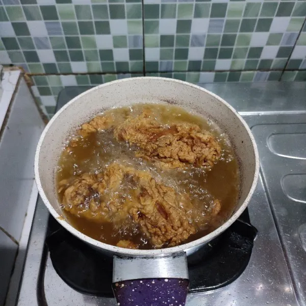 Segera goreng dalam minyak panas (metoda deep fryer) dengan api besar, setelah ayam masuk, kecilkan api. Masak hingga kulit garing.