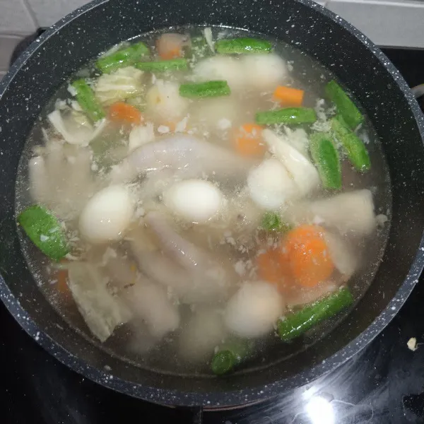 Terakhir masukkan telur puyuh dan daun bawang kemudian aduk merata lalu matikan kompor.