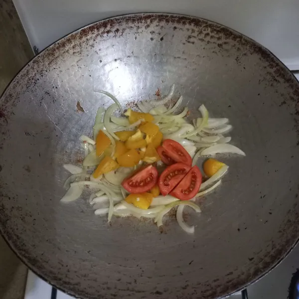 Tumis irisan bawang putih dan bawang bombay hingga harum, masukkan irisan tomat merah dan paprika, aduk rata.