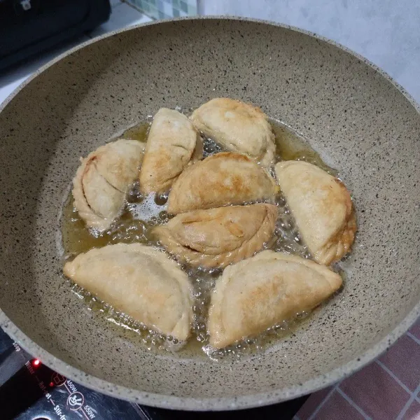 Setelah itu goreng dalam minyak panas dengan api sedang hingga matang. Kemudian sajikan di atas piring saji dengan bahan pelengkap, lalu sajikan.