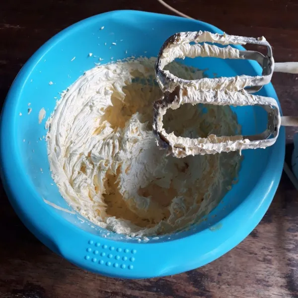 Mixer dengan kecepatan tinggi margarin sampai pucat selama 2 menit, sisihkan.
