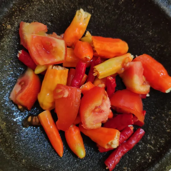 Ulek cabe dan tomat merah.