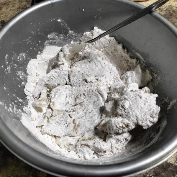 Pindahkan ke dalam wadah yang lebih besar, uleni adonan dengan tepung tapioka sampai kalis.