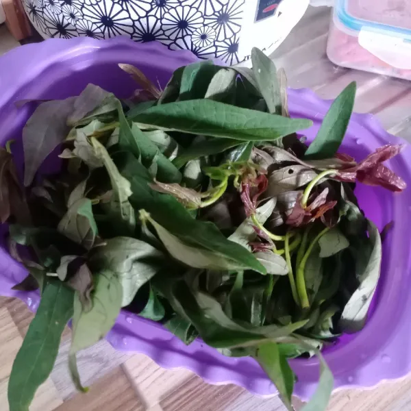 Petiki daun ubi jalar kemudian cuci bersih.
