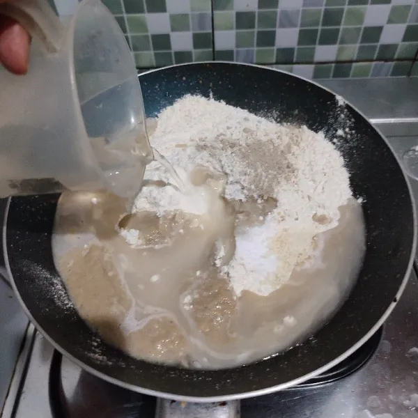 Masukkan semua bahan utama kecuali tepung tapioka dan telur ke dalam wajan anti lengket, aduk rata.