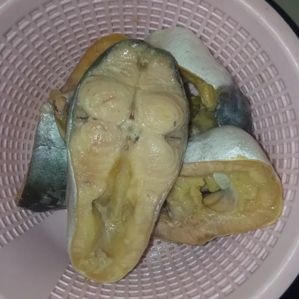 Cuci bersih ikan kemudian rebus sebentar saja, angkat dan sisihkan dahulu.