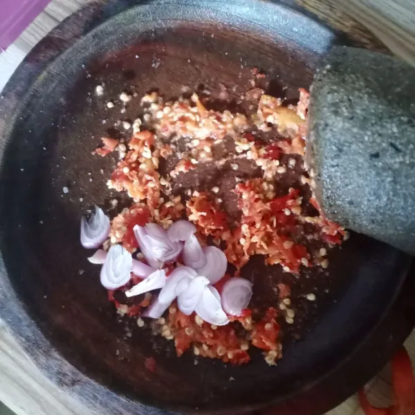 Haluskan cabe rawit, iris tipis bawang merah.