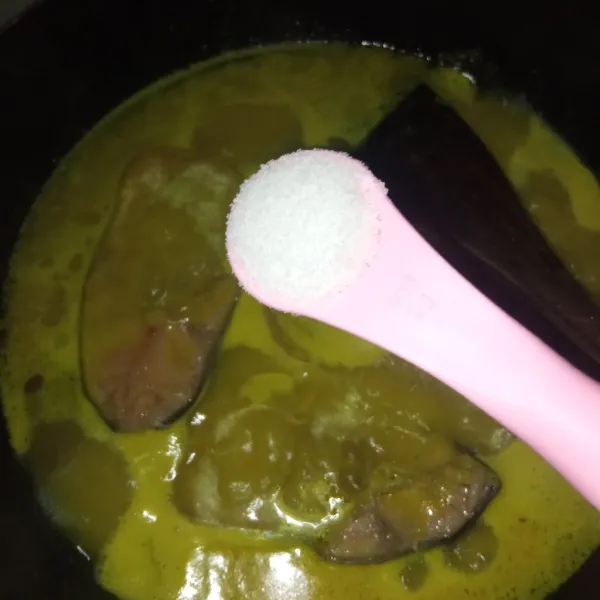Beri garam, kaldu bubuk, lada dan air asam jawa. Aduk perlahan dan masak hingga ikan matang.