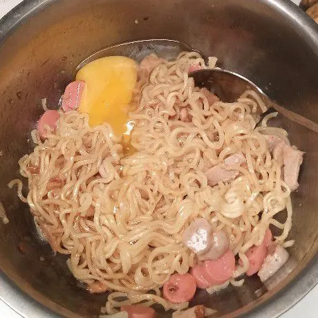 Masukkan juga telur, bawang putih bubuk, merica bubuk dan juga bumbu mie instan. Aduk-aduk hingga tercampur rata.