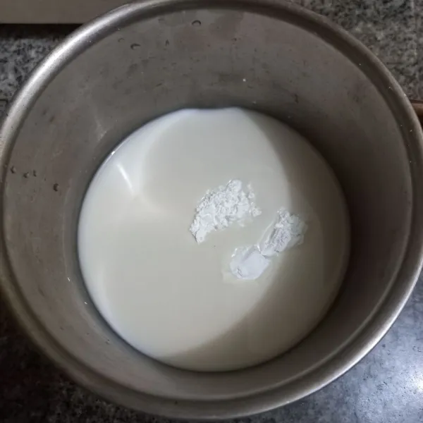 Larutkan susu cair bersama tepung maizena, aduk rata.