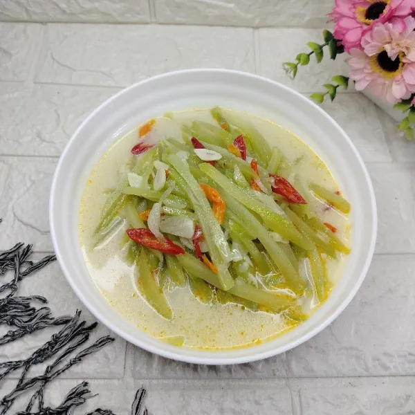Tuang lodeh ke dalam mangkuk dan sajikan.