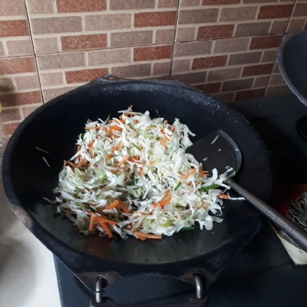 Masukkan sayuran, garam, kaldu, gula pasir dan merica, aduk rata.
