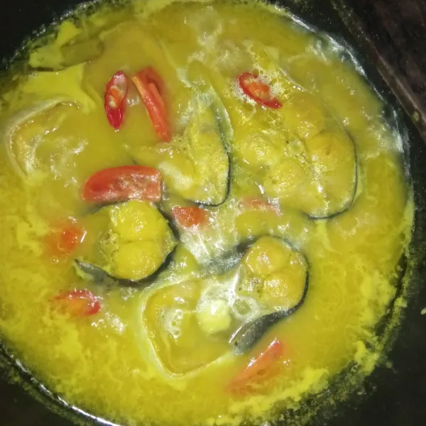 Sesaat sebelum kompor dimatikan, masukkan potongan cabe dan tomat merah. Siap disajikan.