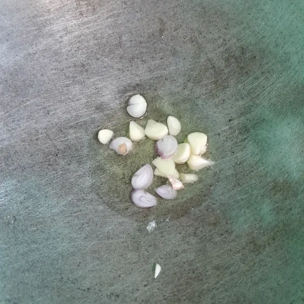 Tumis bawang merah dan bawang putih.