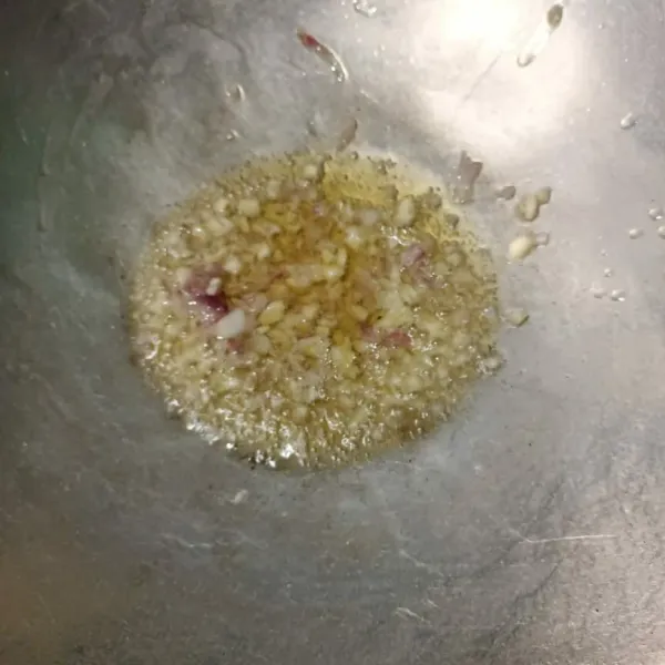 Tumis bawang merah dan bawang putih hingga harum.