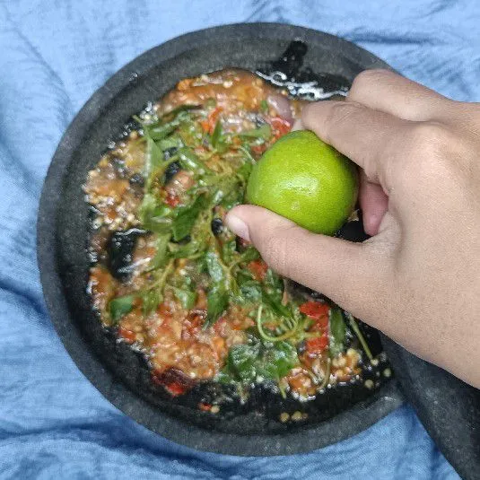 Beri perasan jeruk nipis.
