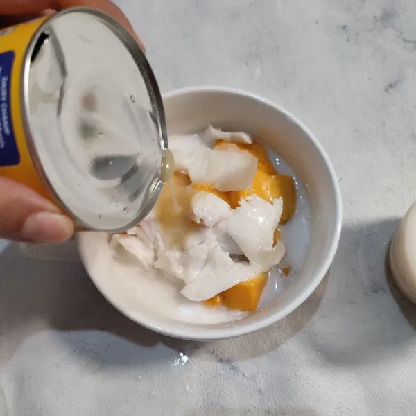 Beri susu kental manis sesuai selera.