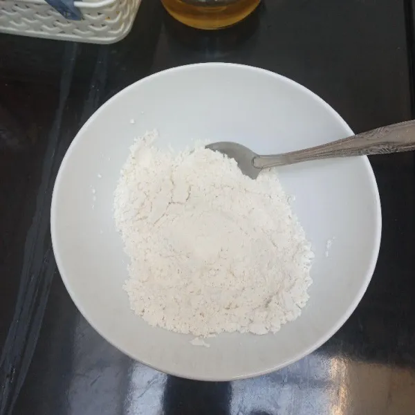 Dalam mangkuk, masukkan tepung, bawang putih bubuk, garam, gula pasir dan merica kemudian aduk rata.