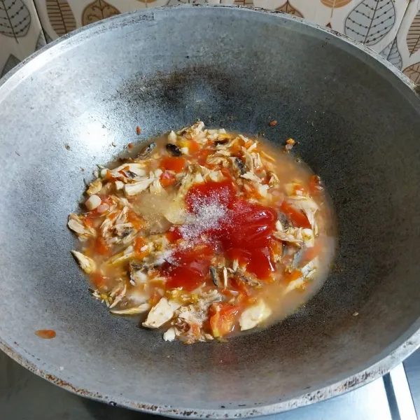 Masukkan ikan tongkol suwir, saus tomat, gula pasir, garam, kaldu bubuk. Aduk, masak menggunakan api kecil sekitar 5 menit lalu tambahkan air jika perlu.