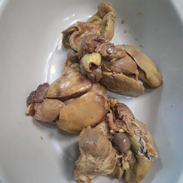 Siapkan hati ayam yang sudah di ungkep.