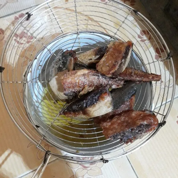 Goreng ikan tongkol lalu angkat dan tiriskan.
