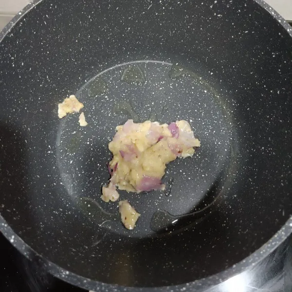 Tumis bumbu halus dengan sedikit minyak sampai harum.